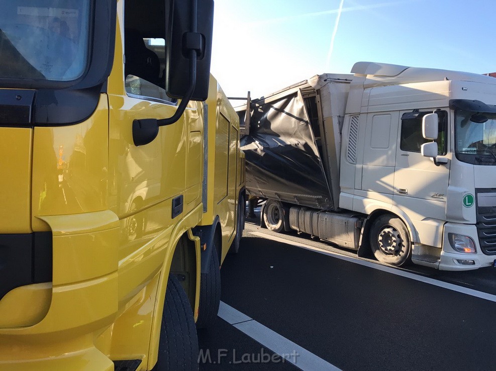 LKW Ladung verschoben A 3 Rich Oberhausen Hoehe AS Koeln Dellbrueck SP P10.jpg